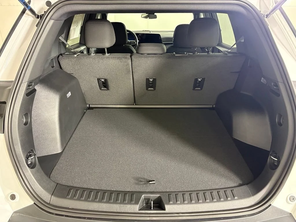 New 2027 Summit White Chevrolet LT image 21