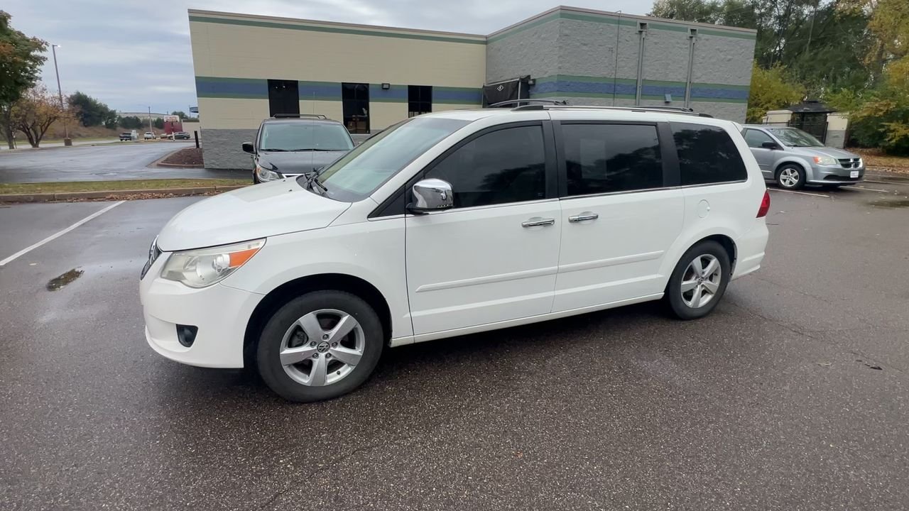 2010 Volkswagen Routan SEL Premium photo 4