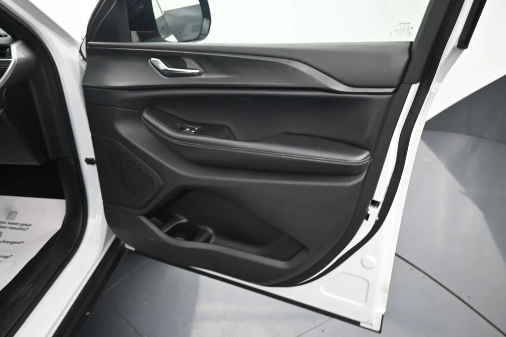 Used 2024 White Jeep Altitude image 11