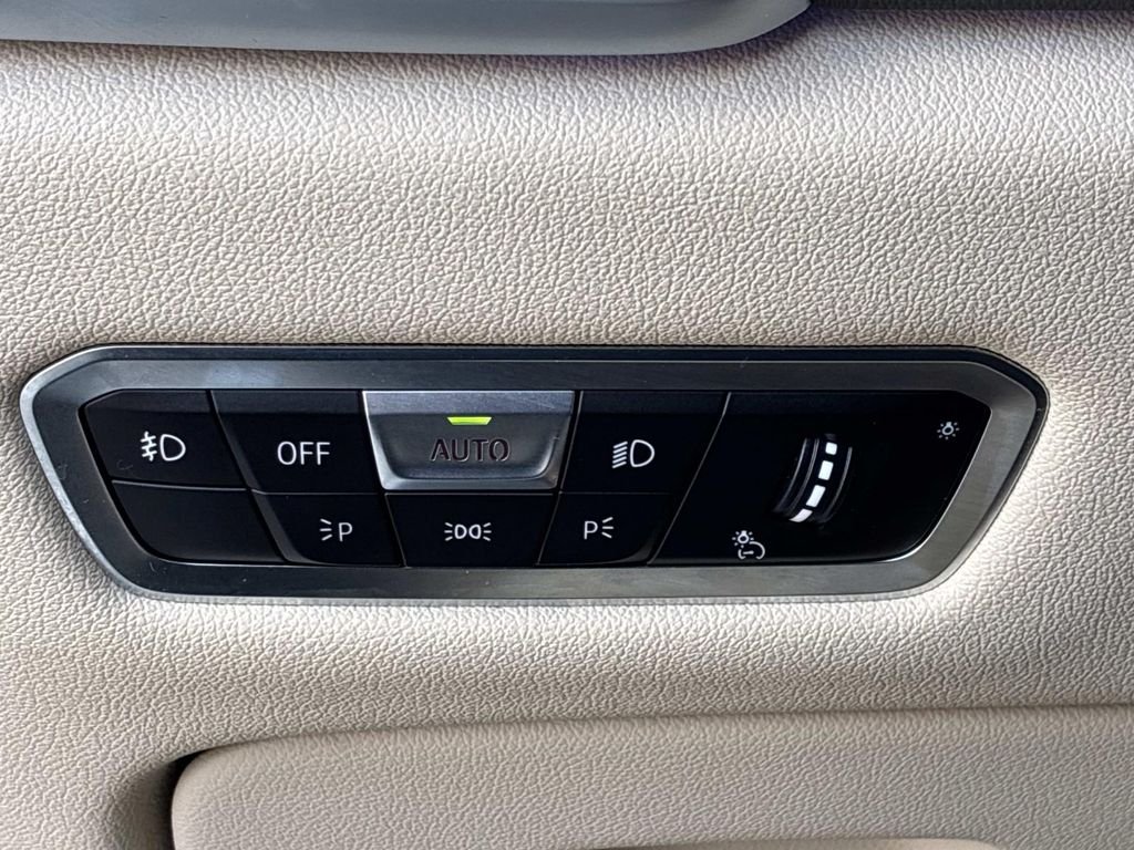 Used 2021 White BMW xDrive40i image 27