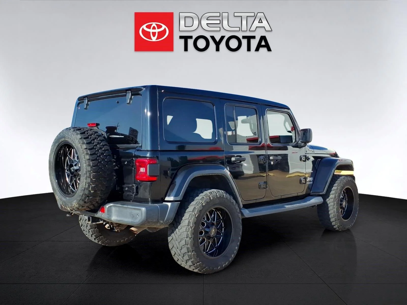 Used 2018 Black Jeep Sahara image 5