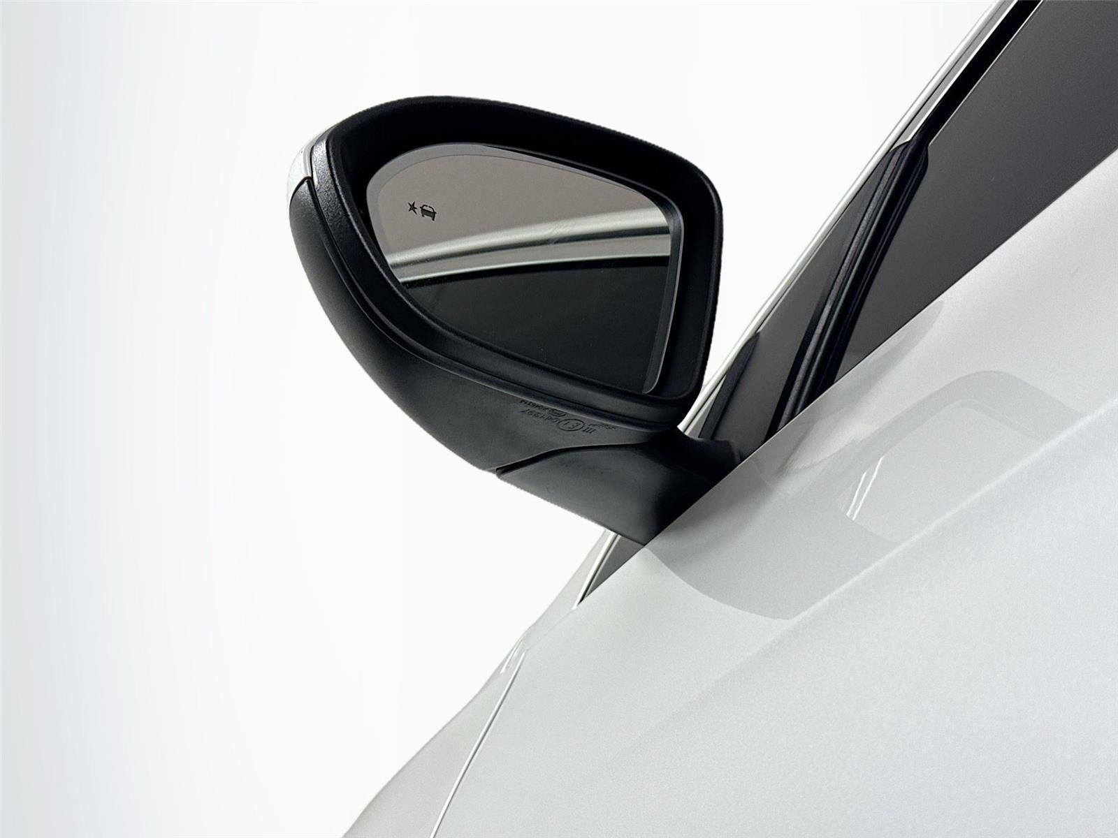 Used 2018 White Frost Tricoat Buick Essence image 5