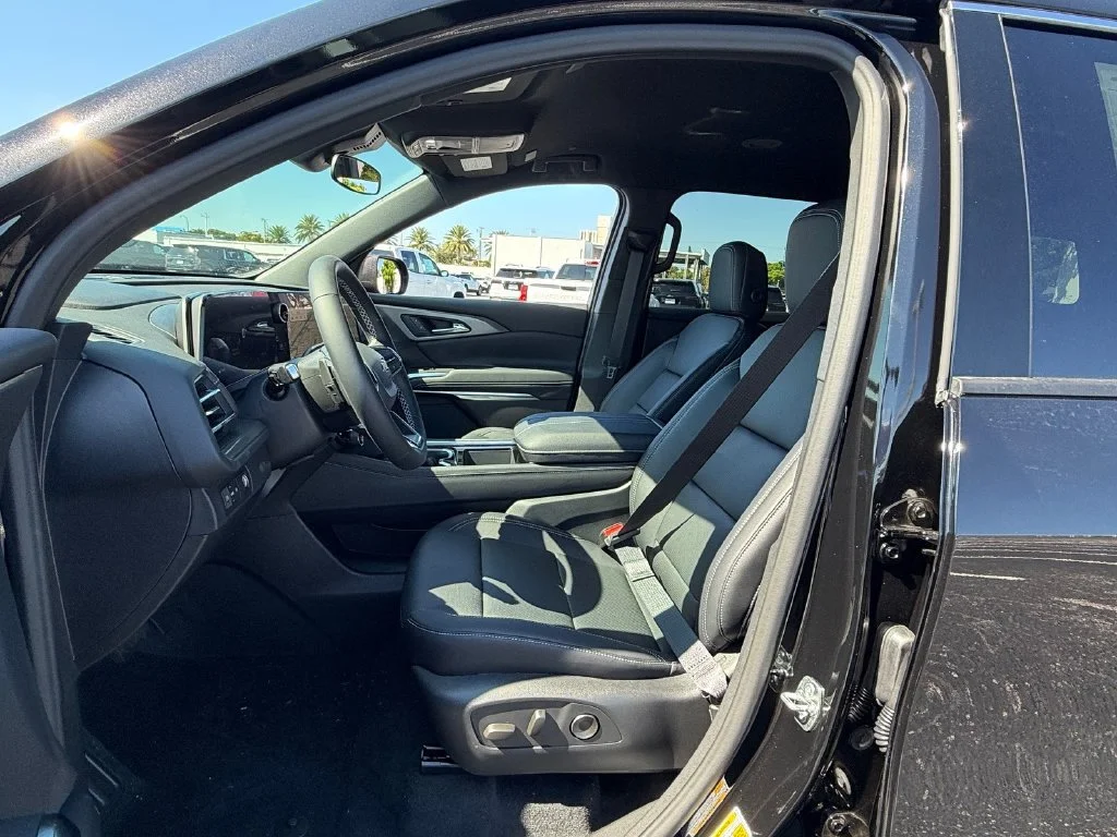 New 2027 Mosaic Black Metallic Chevrolet LT image 9