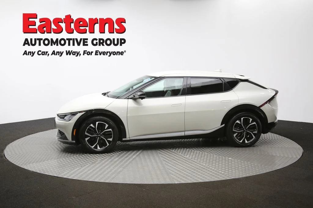 Used 2022 White Kia Wind image 61