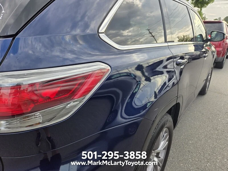 Used 2015 BLUE TOYOTA AWD 4DR V6 XLE image 9