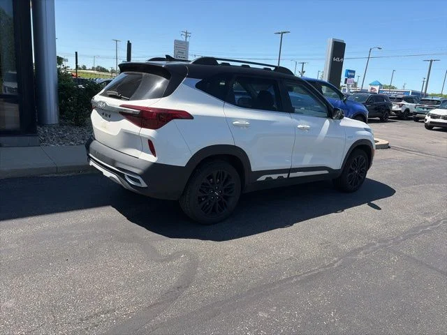 Used 2022 White Kia Nightfall image 8