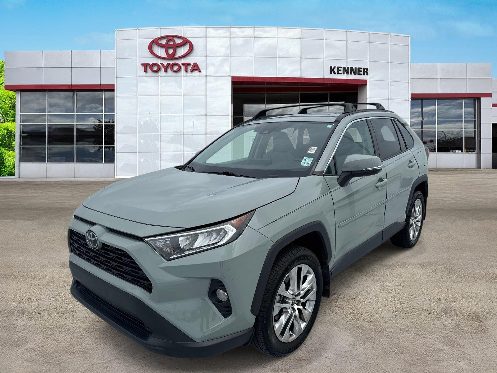 Used 2021 Lunar Rock Toyota XLE Premium image 3