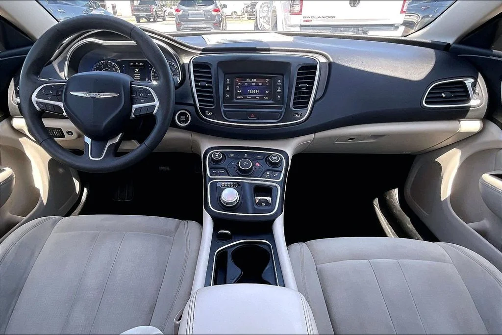 Used 2015 Silver Chrysler Limited image 7
