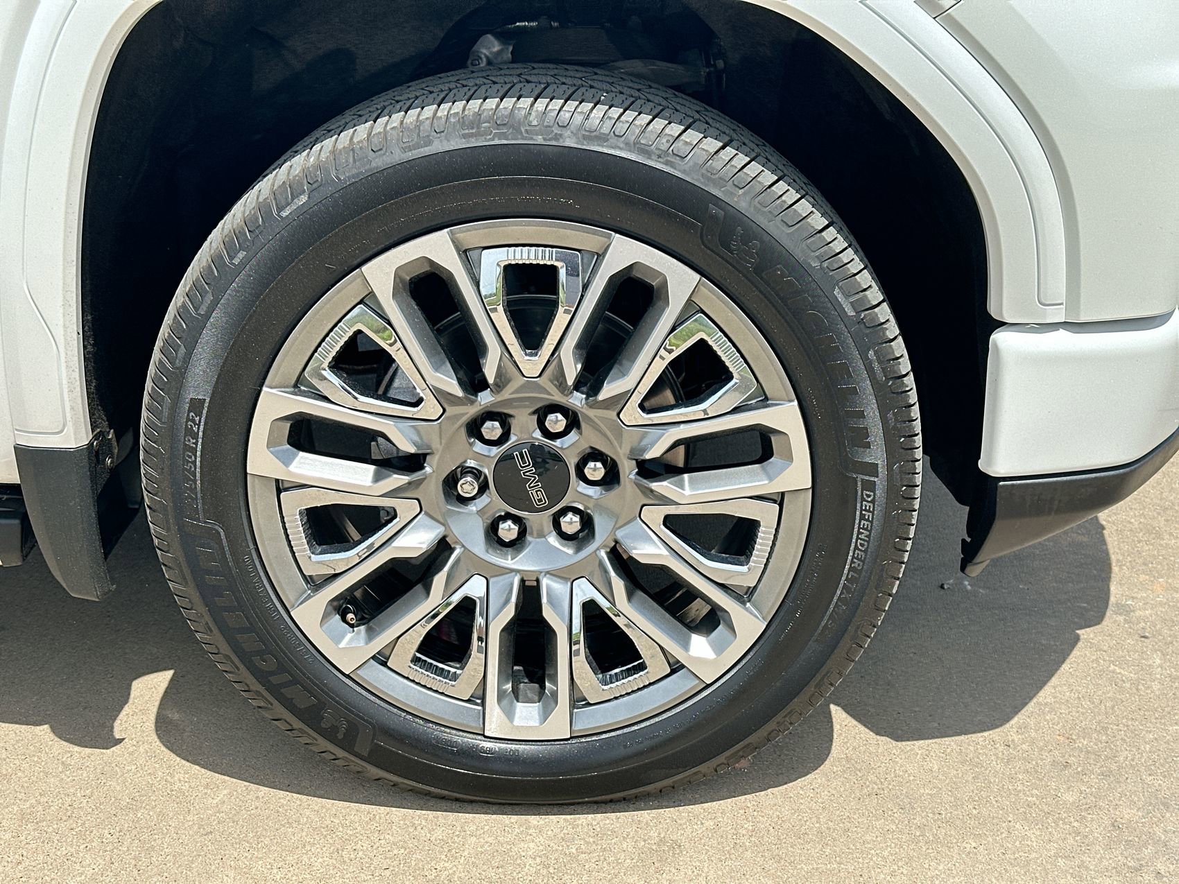 Used 2023 White Frost Tricoat GMC Denali Ultimate image 10