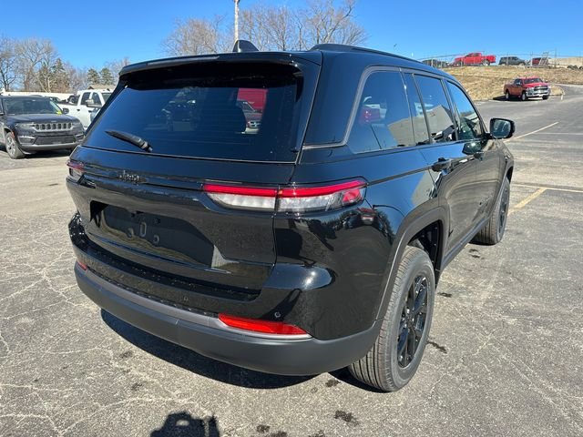 New 2026 Diamond Black Crystal Pearl-Coat Exterior Paint Jeep Laredo Altitude image 5