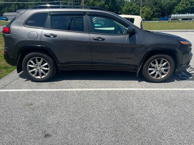 Used 2018 Gray Jeep Latitude image 3