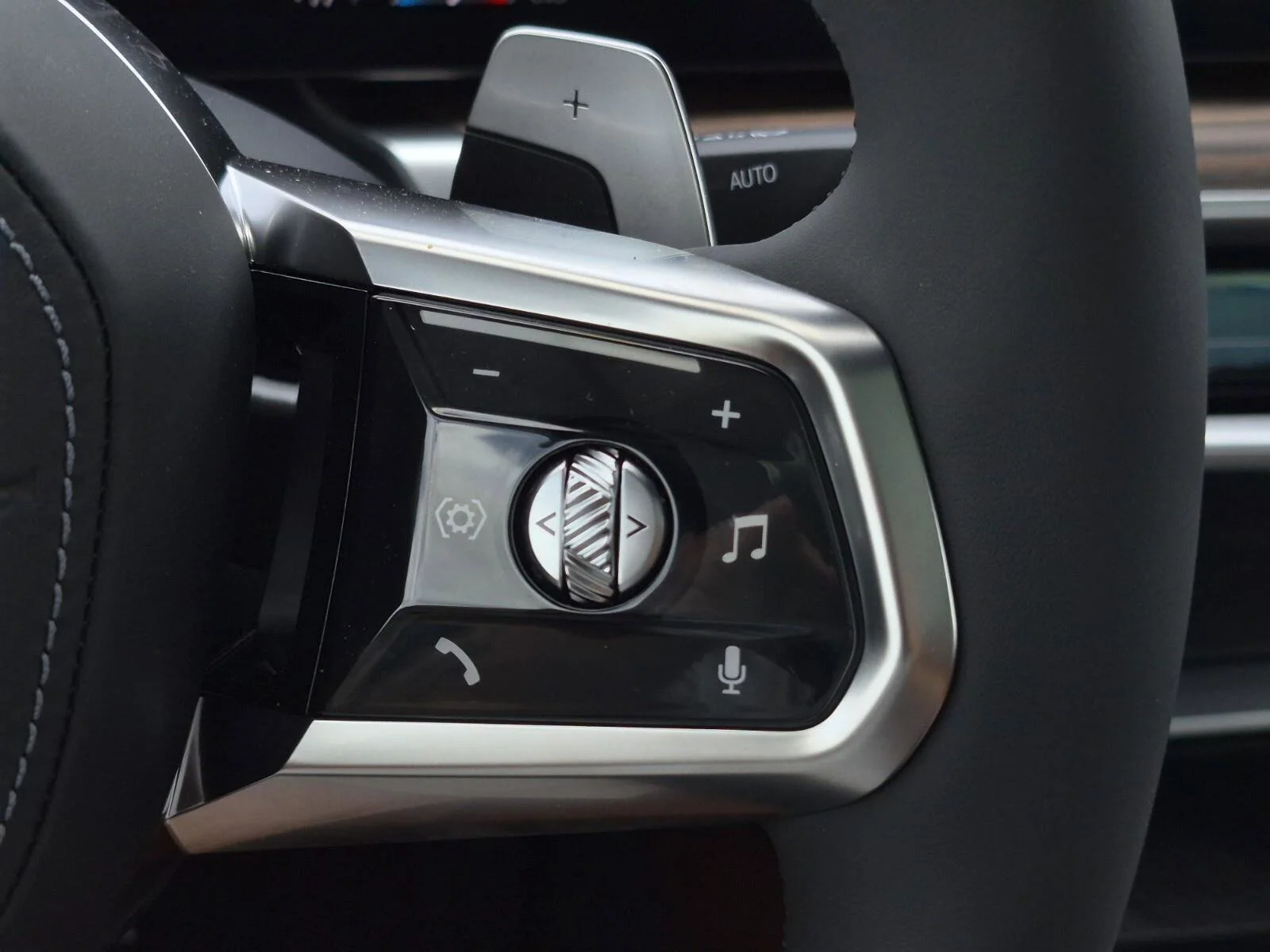 New 2026 Mineral White Metallic BMW 760i xDrive image 25