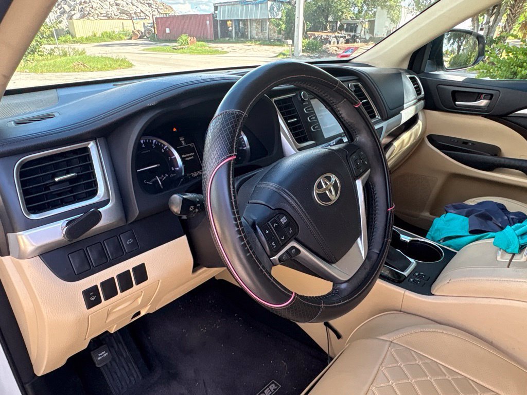 Used 2014  Toyota XLE image 2
