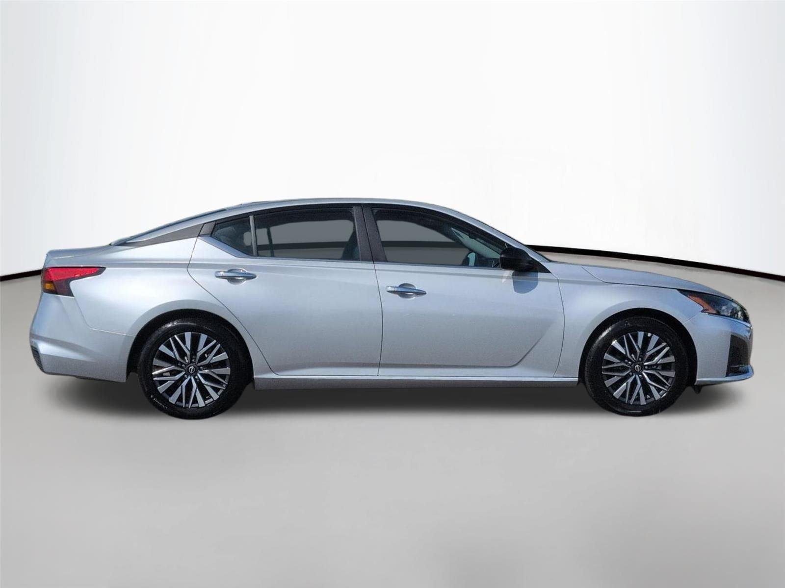 Used 2025  NISSAN SV image 6