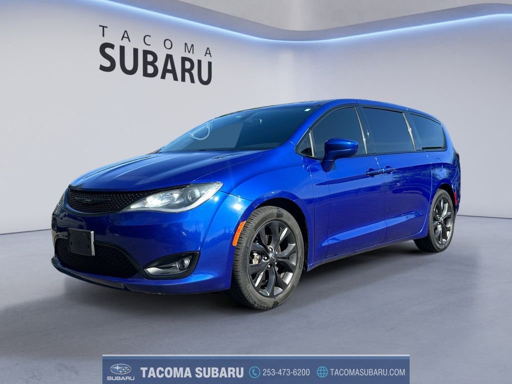 2020 Chrysler Pacifica Touring's photo