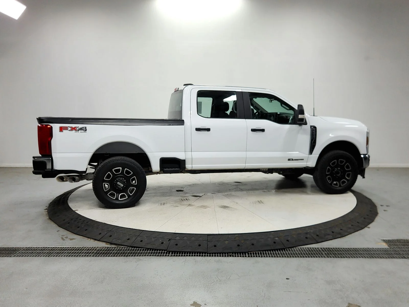 Used 2024 Oxford White Ford XL image 9