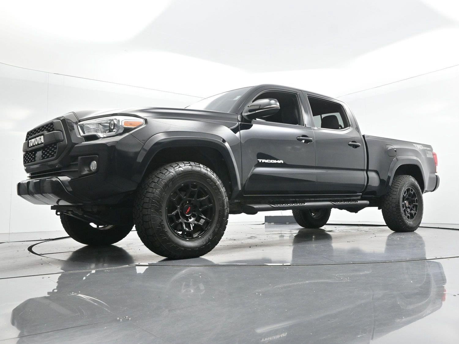 Used 2019 Midnight Black Metallic Toyota SR5 image 39