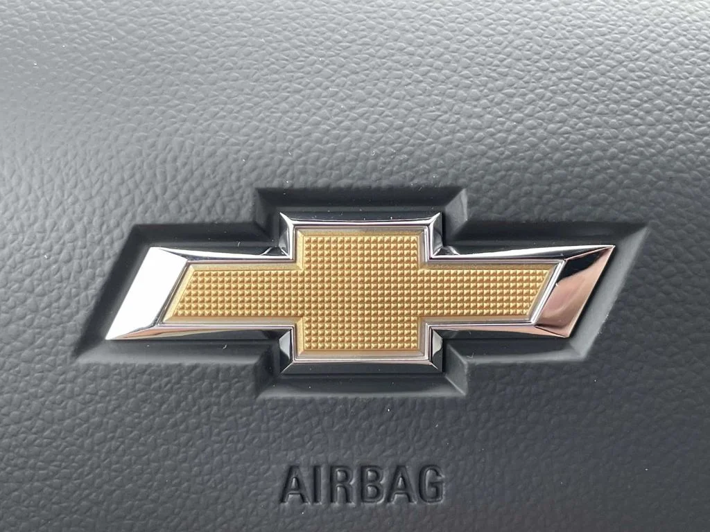 New 2027 Summit White Chevrolet LT image 30