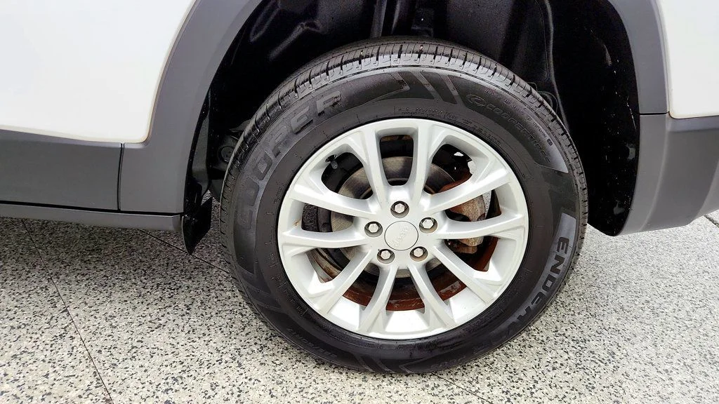 Used 2019 Bright White Clearcoat Jeep Latitude FWD image 9