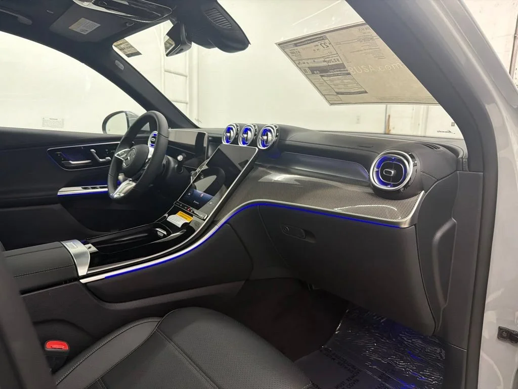 New 2027 White Mercedes-Benz GLC 300 image 32
