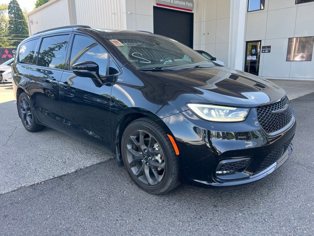 Used 2021 Brilliant Black Crystal Pearlcoat Chrysler Touring image 1