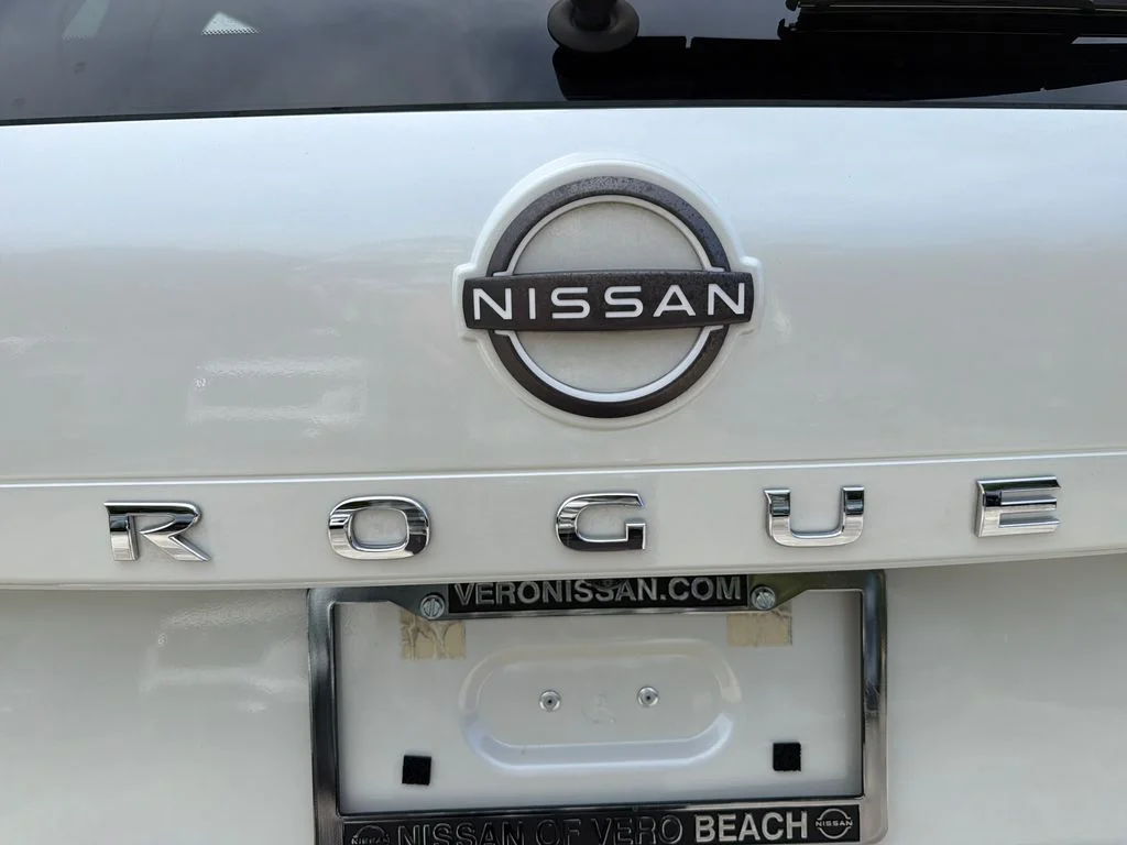 Used 2023 White Nissan SL image 10