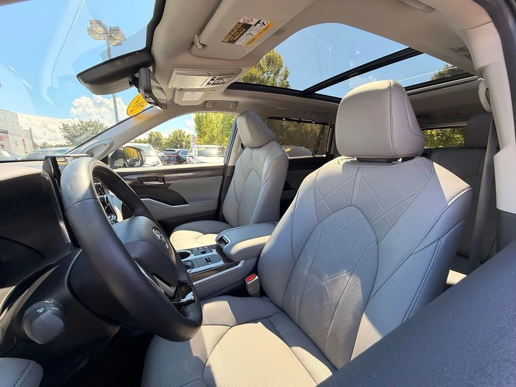 Used 2023 Silver Toyota Platinum image 26