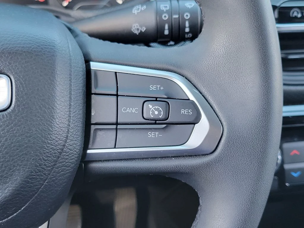 Used 2023 Black Jeep Latitude image 6