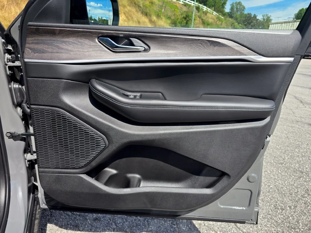 New 2027 Gray Jeep Laredo Altitude image 37