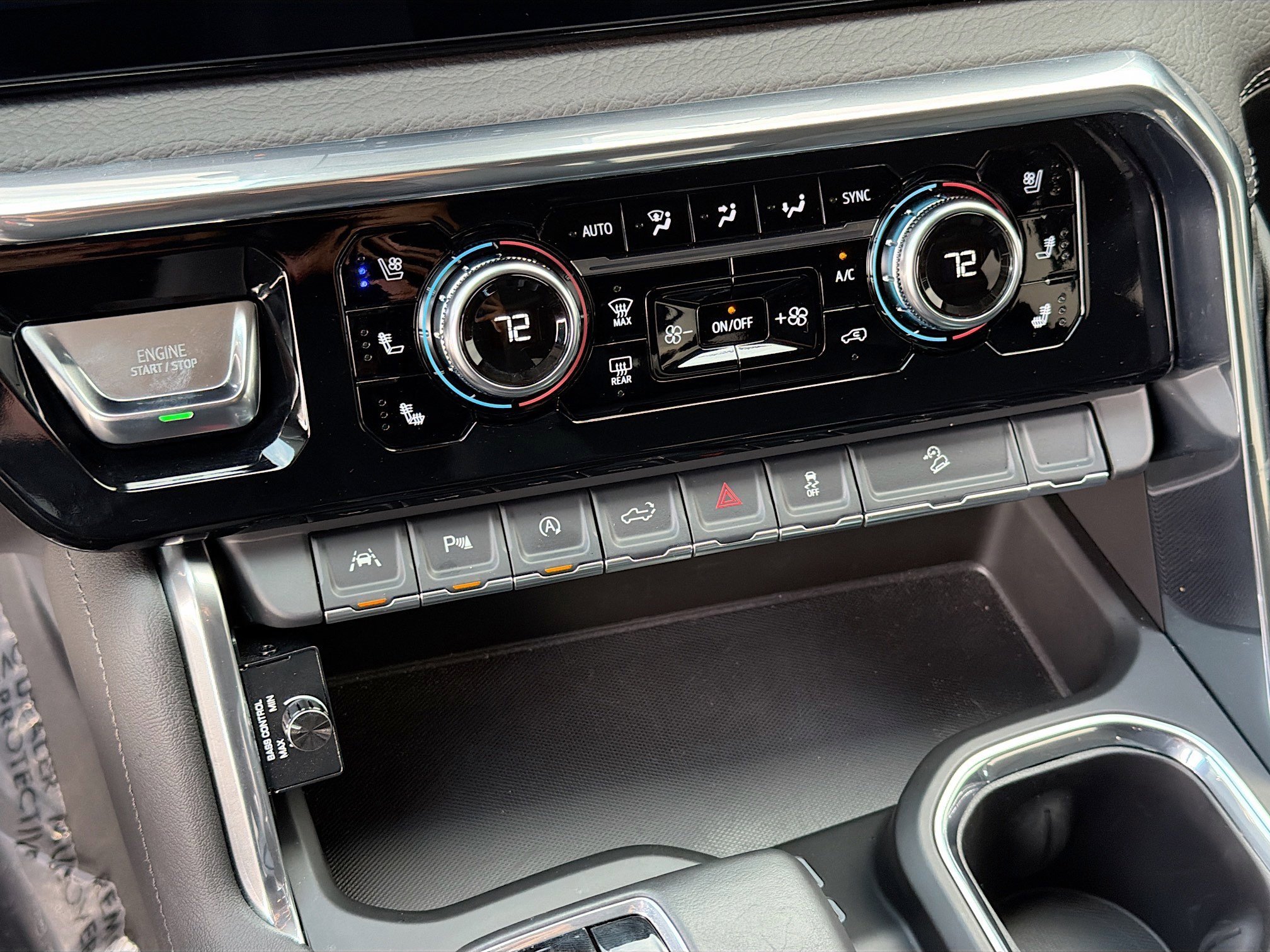 Used 2025 White Frost Tricoat GMC Denali image 33