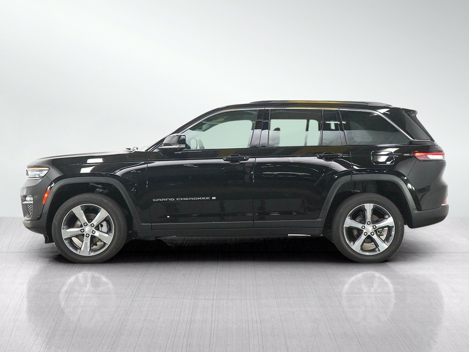 Used 2024 Jeep Grand Cherokee Limited with VIN 1C4RJHBG8RC697023 for sale in White Bear Lake, Minnesota