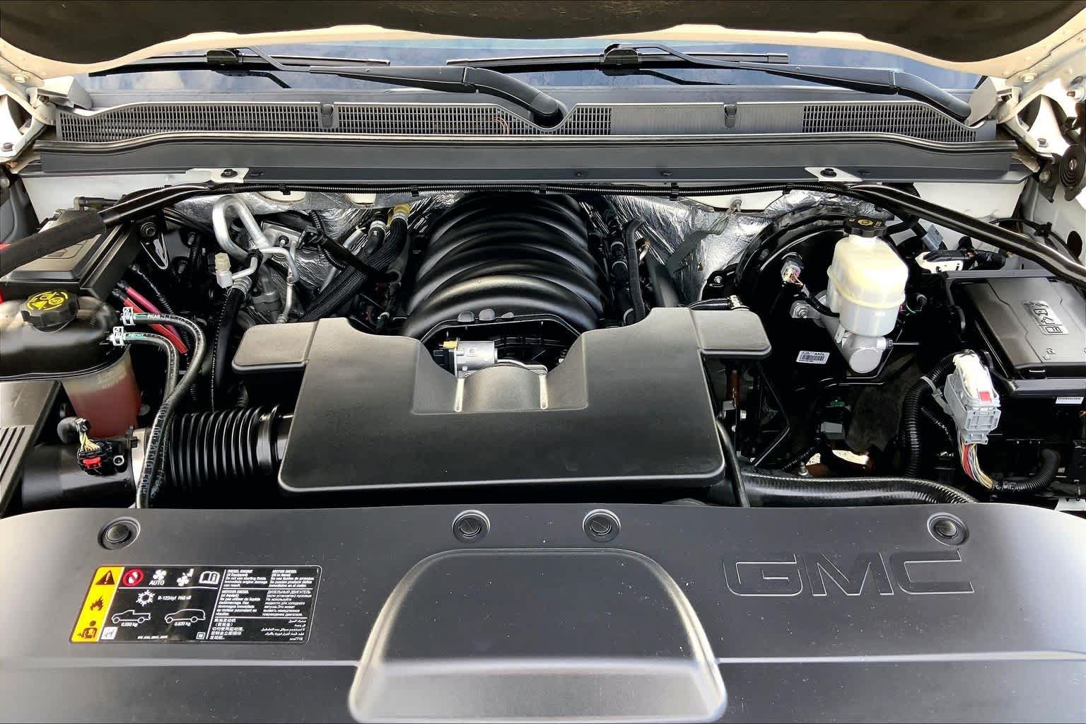 Used 2018 White Frost Tricoat GMC SLT image 32