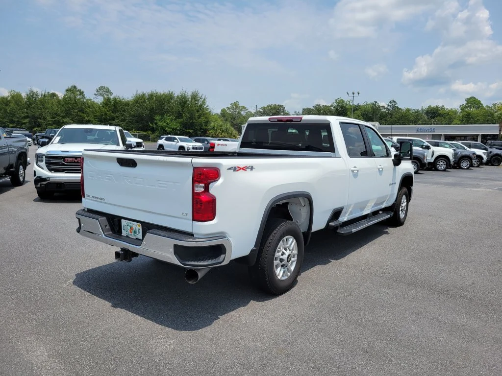 Used 2025 Summit White Chevrolet LT image 6