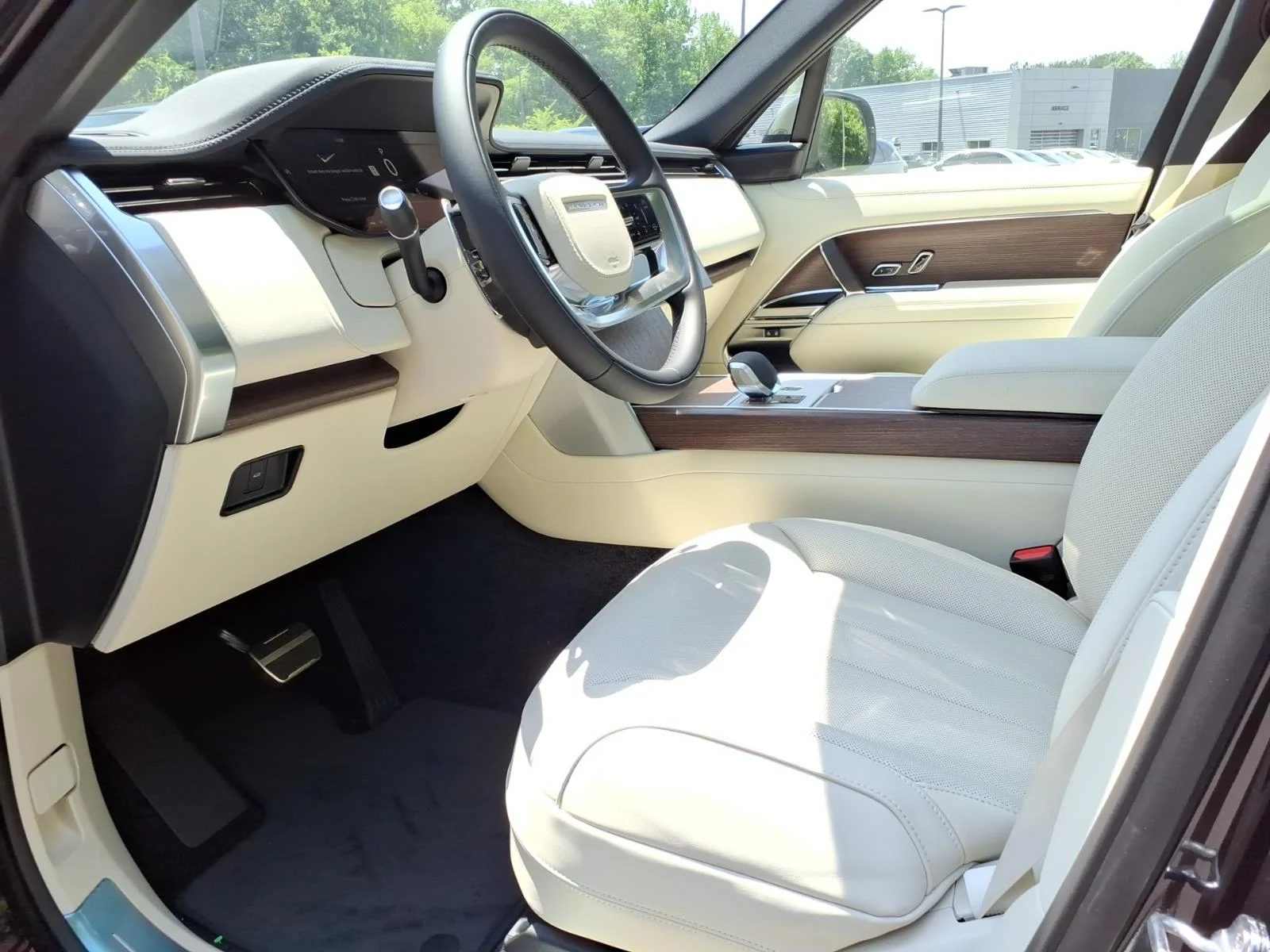 New 2026 Santorini Black Land Rover SE image 17