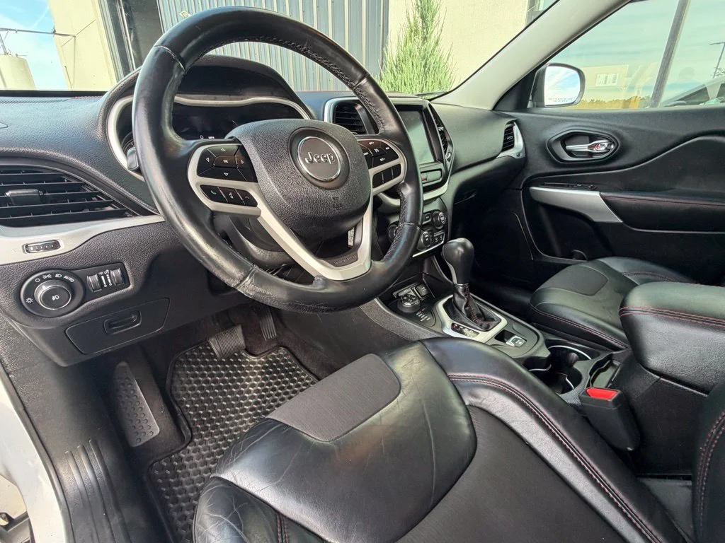 Used 2017 White Jeep Trailhawk image 9