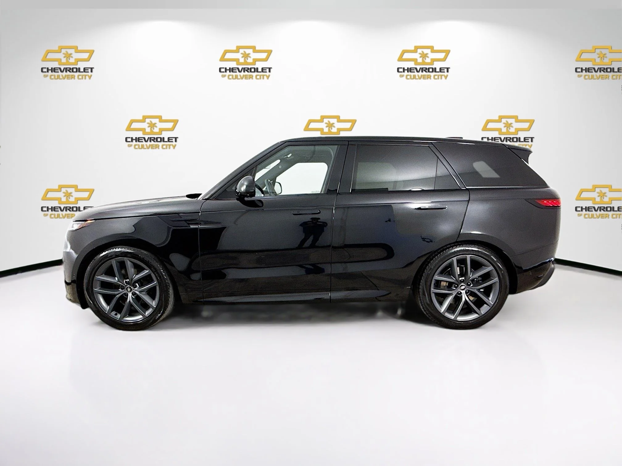 Used 2023  Land Rover SE Dynamic image 5