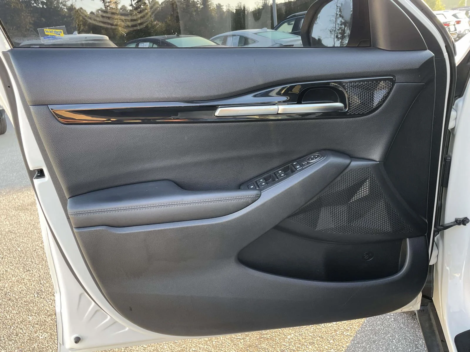 Used 2023 White Kia S image 5