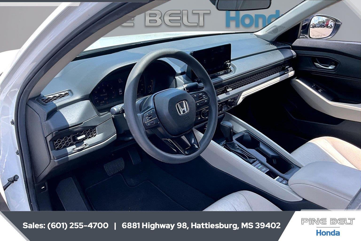 Used 2025 Platinum White Pearl Honda SE image 12