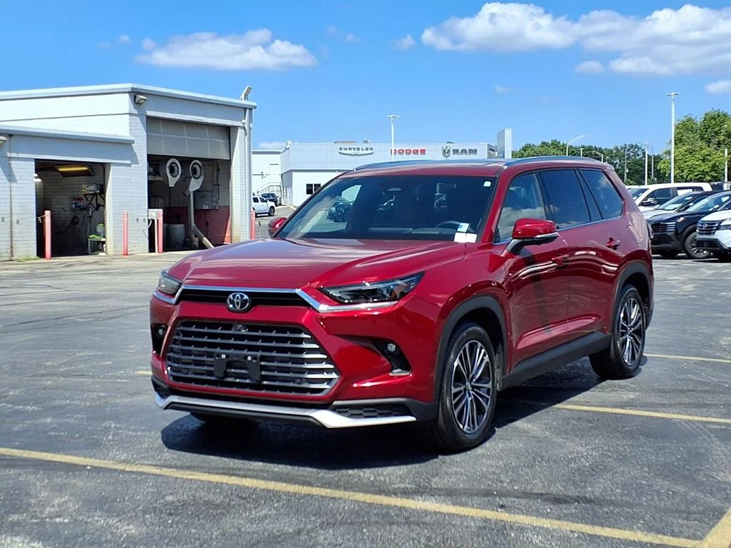 Used 2025 Toyota Grand Highlander Platinum with VIN 5TDADAB53SS022176 for sale in Kansas City