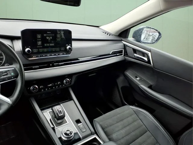 Used 2024 Black Mitsubishi SE image 18
