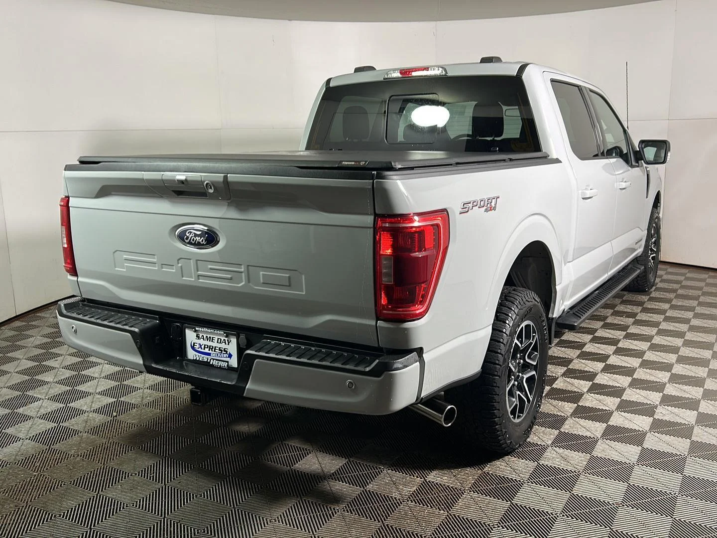 Used 2023 Avalanche Gray Ford XLT image 9