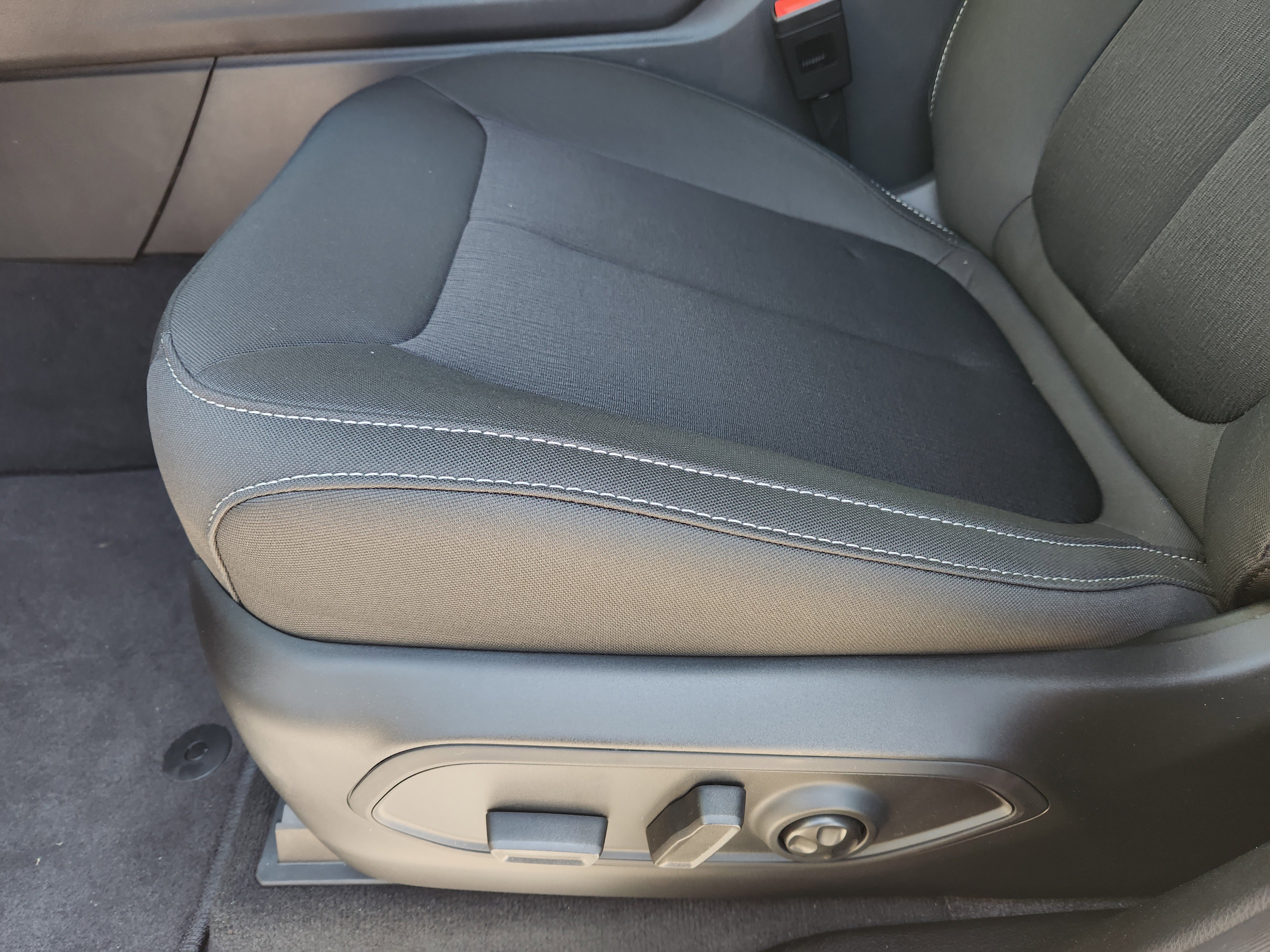New 2026 Baltic Gray Metallic Clear-Coat Exterior Paint Jeep Laredo X image 19