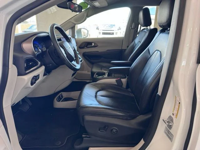 Used 2017 Bright White Clearcoat Chrysler Touring L image 9