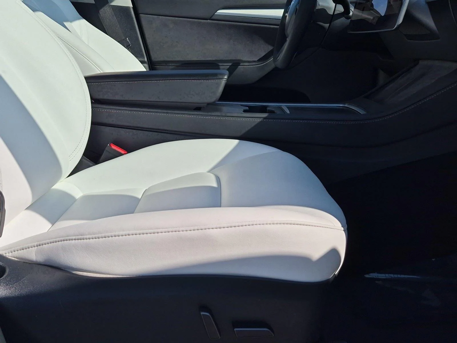 Used 2023  TESLA  image 8