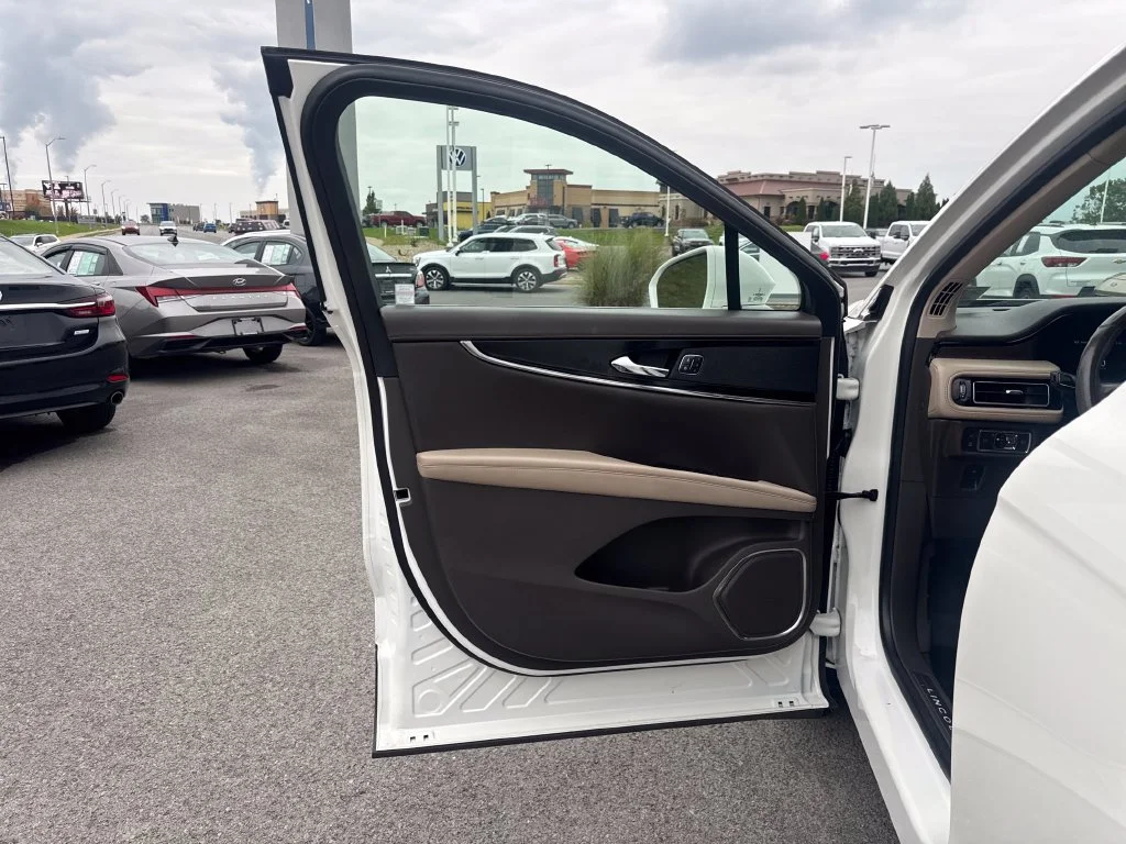 Used 2022 White Metallic Lincoln Reserve image 27