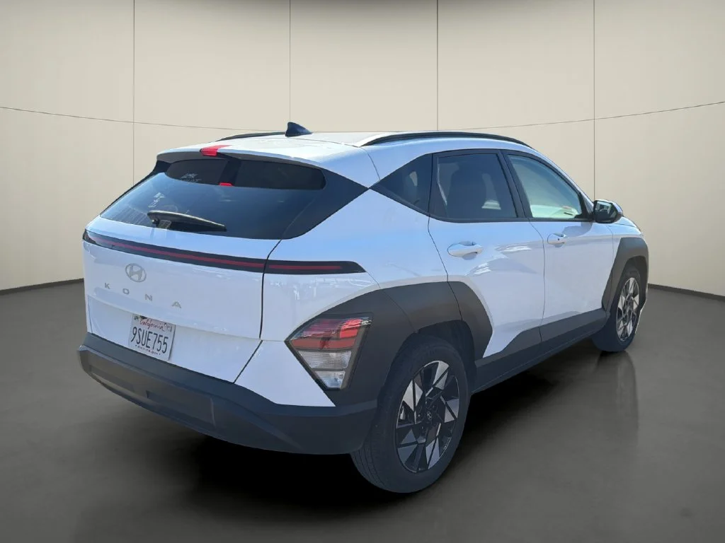 Used 2025 White Hyundai SEL image 7