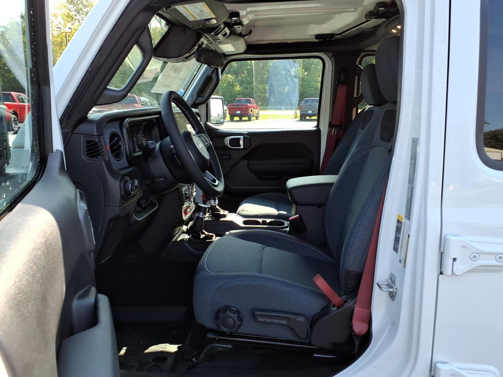 New 2026 Bright White Clear-Coat Exterior Paint Jeep 4-Door Sport image 13