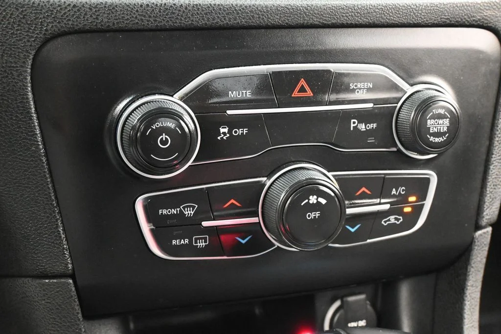 Used 2023 Pitch Black Clearcoat Dodge SXT image 19