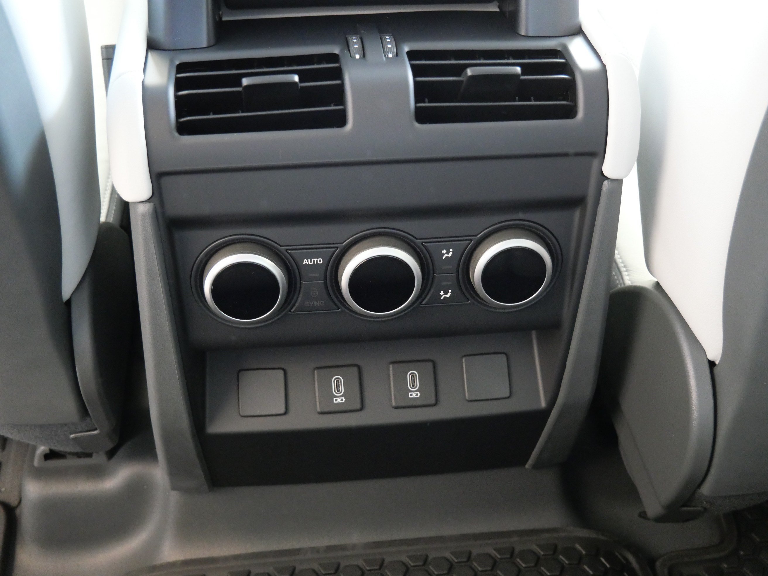 New 2026 Woolstone Green Land Rover X-Dynamic SE image 8