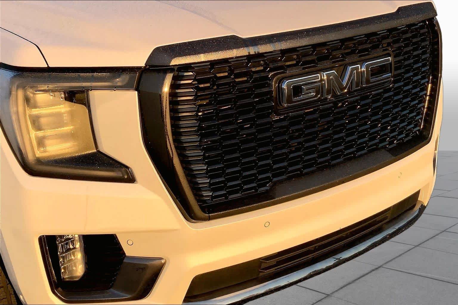 Used 2023 White Frost Tricoat GMC Denali Ultimate image 27